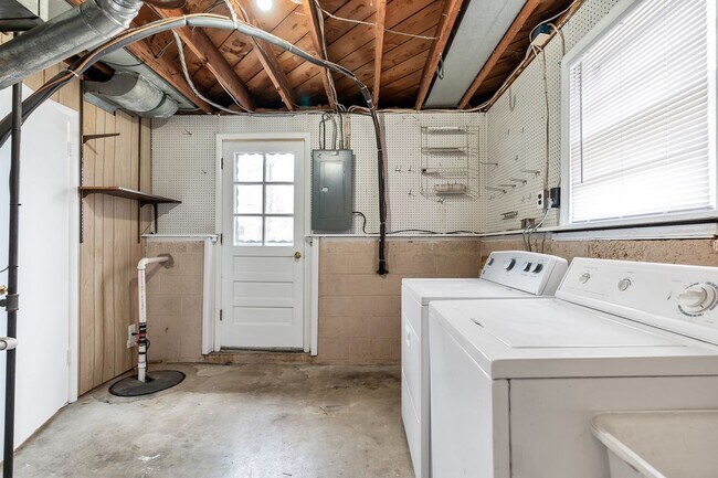 Building Photo - Well Maintained 3 Bedroom 1.5 Bathroom Spl...