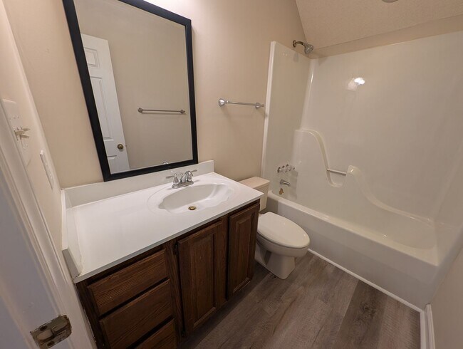 Building Photo - Gorgeous Brick 4 bedroom, 4 bathroom home located in the Farmwood community in Minthill!