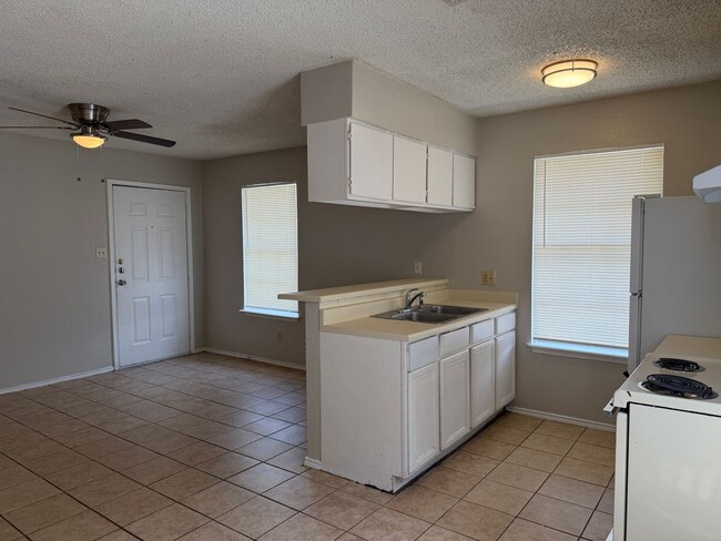 Building Photo - 811 W Olmos Dr