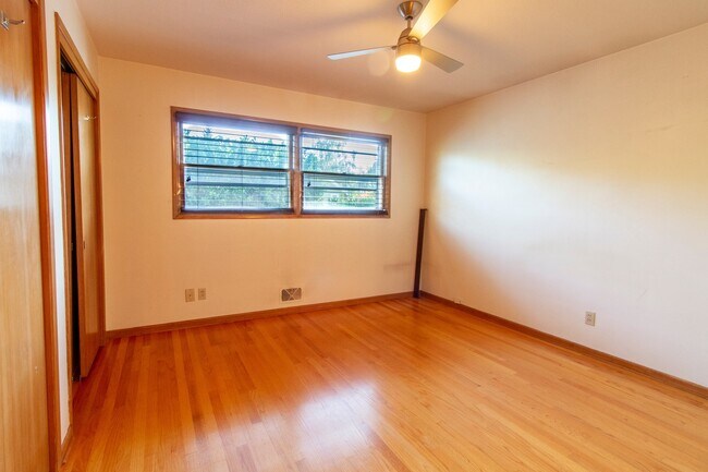 Building Photo - Fantastic SE Portland Home with Parking, Hardwoods, Charming Character, and Large Patio