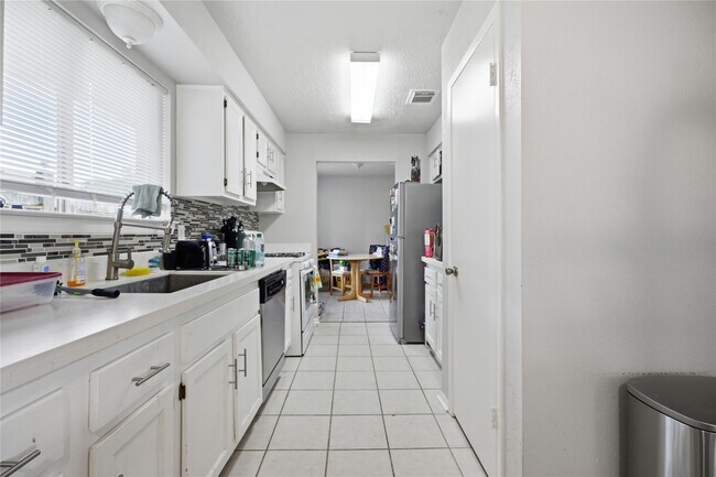 Building Photo - 466 El Toro Ln