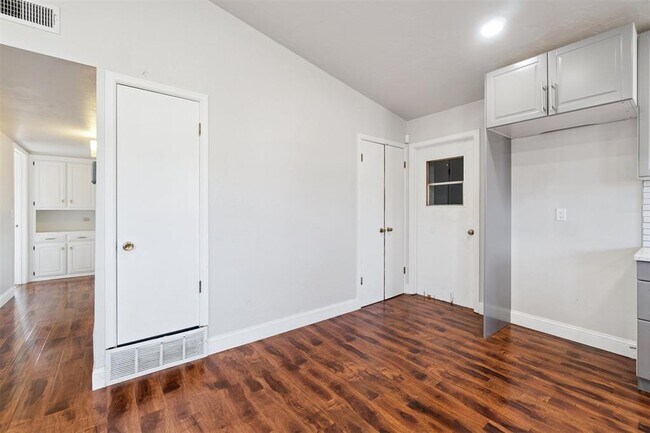 Building Photo - 4824 Elmview Dr