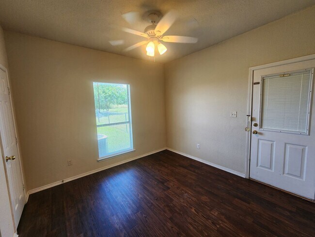Building Photo - Charming 3 bedroom duplex in Weatherford
