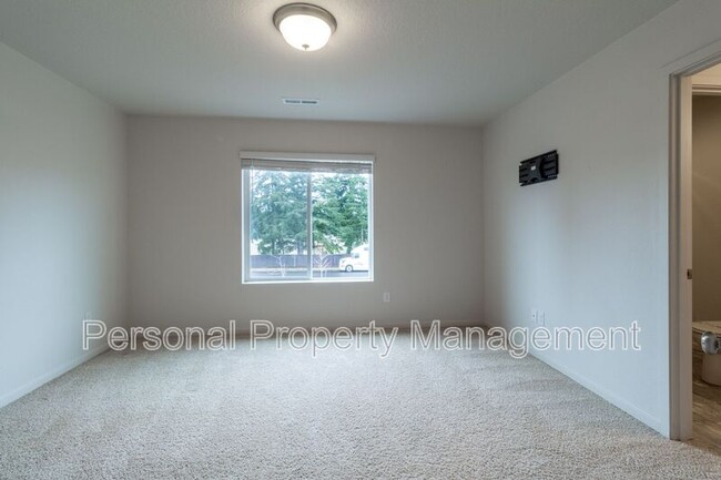 Building Photo - 744 NE 138th Pl