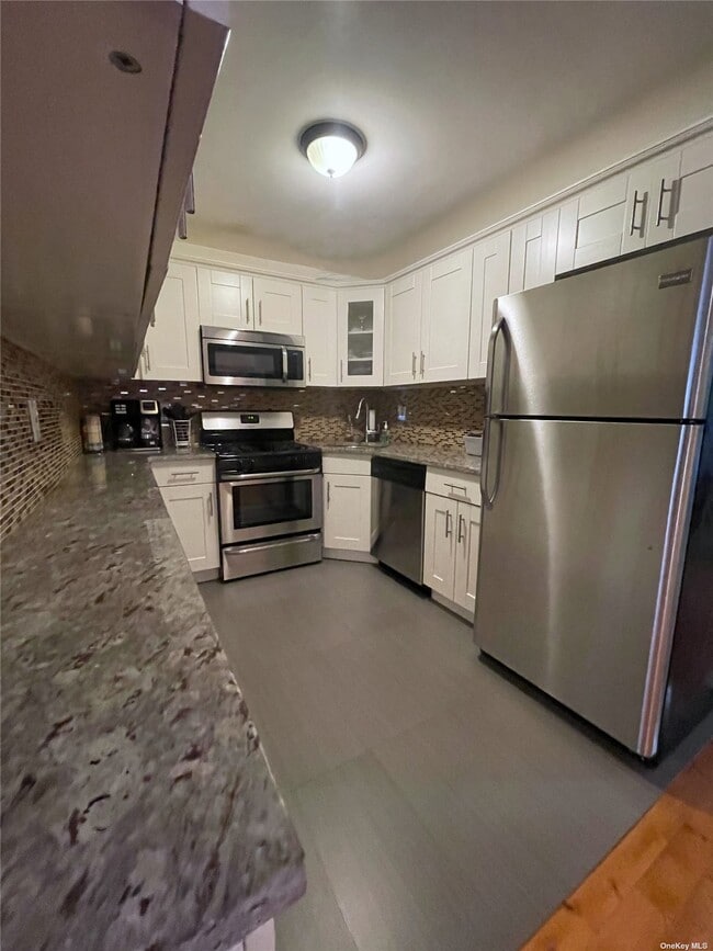 Building Photo - 90-17 Holland Ave