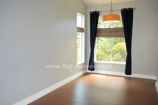 Building Photo - APPLICATION PENDING View Ridge Home with Thr