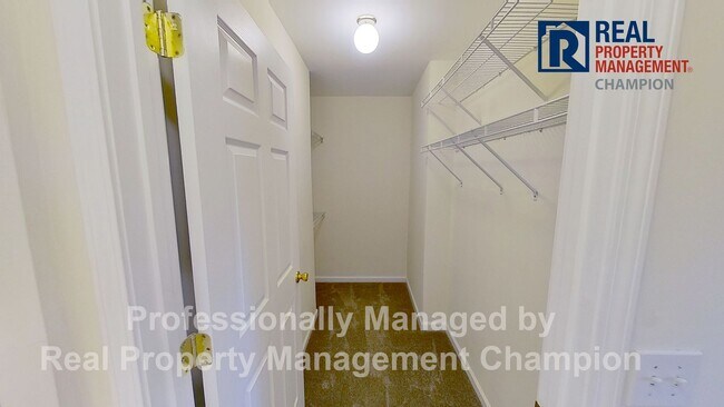 Building Photo - First Floor Condo with Spacious Floorplan
