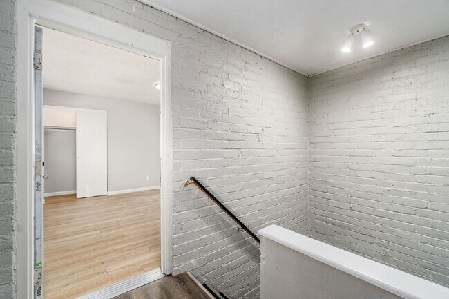 Building Photo - FREE 1 Month Rent! Renovated 2BR Near Children’s Hospital & German Village