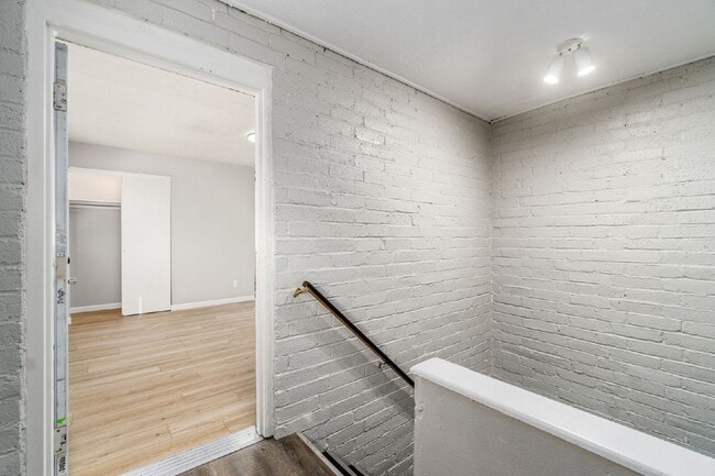 Building Photo - Spacious 2-Bedroom Apartment Near Downtown & German Village