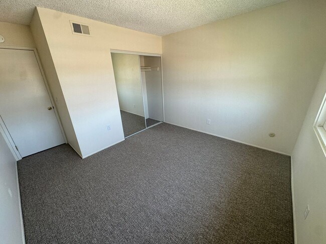 Building Photo - Updated 2 Bed / 1 Bath Condo in Lakeside
