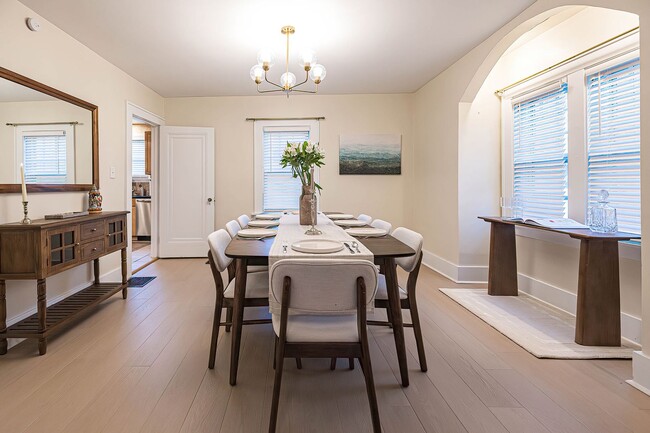 Building Photo - Quaint 4 bedroom Erie Home with Central Air & Garage Parking