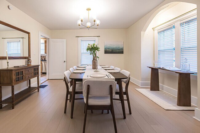 Building Photo - Quaint 4 bedroom Erie Home with Central Air & Garage Parking (Month to Month available)