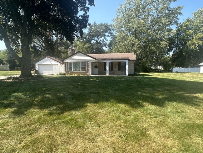 Building Photo - 375 Parklawn Dr