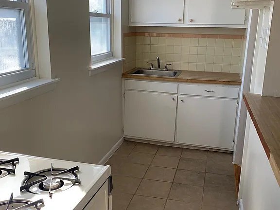 Building Photo - 242 Harvey St