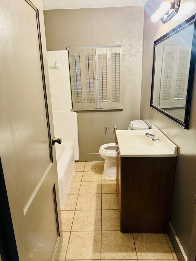 Building Photo - 1828 Mitchell St