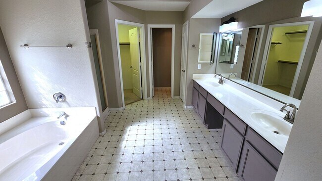 Building Photo - 3 Bedroom + Office Home in the Vineyards Community Near W Germann Rd and S Dobson Rd!