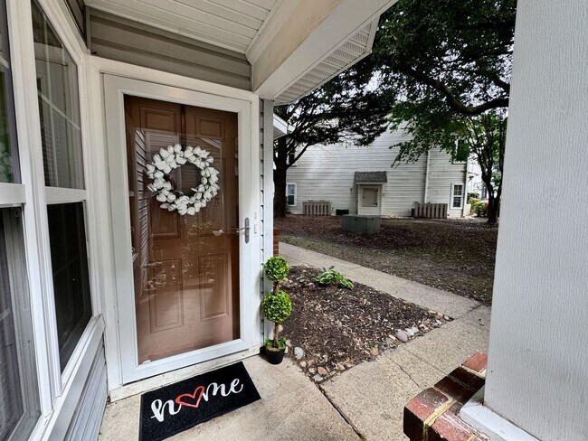 Building Photo - Updated 1st Floor/1-Level Condo Available ...