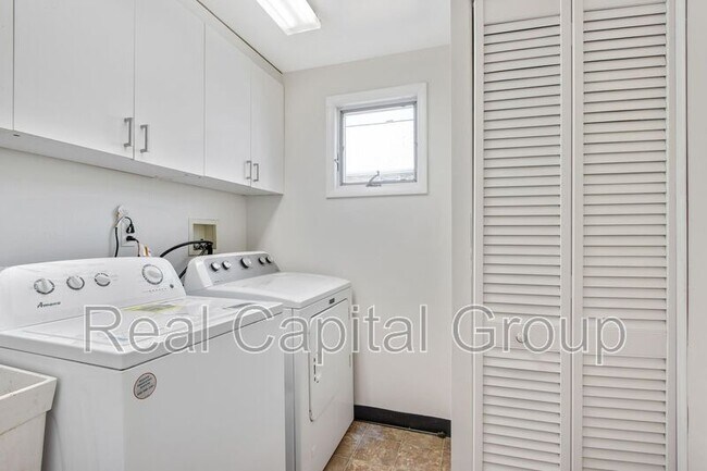 Building Photo - 305 Cable St