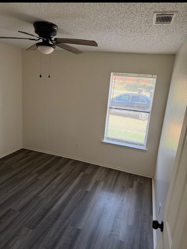 Building Photo - Newly Updated 2 Bed / 1 Bath Duplex