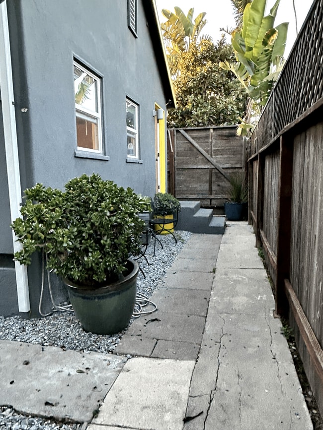 Building Photo - 724 Crestmoore Pl