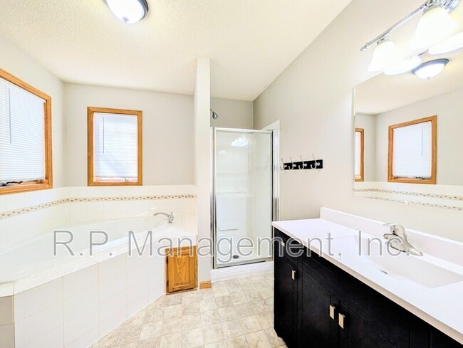 Building Photo - 9200 Parkside Dr