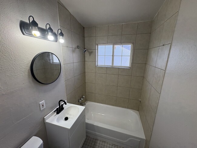 Building Photo - 2821 E 40th Pl N