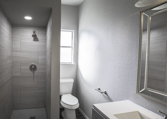 Building Photo - Dream Rental located minutes from Southtow...