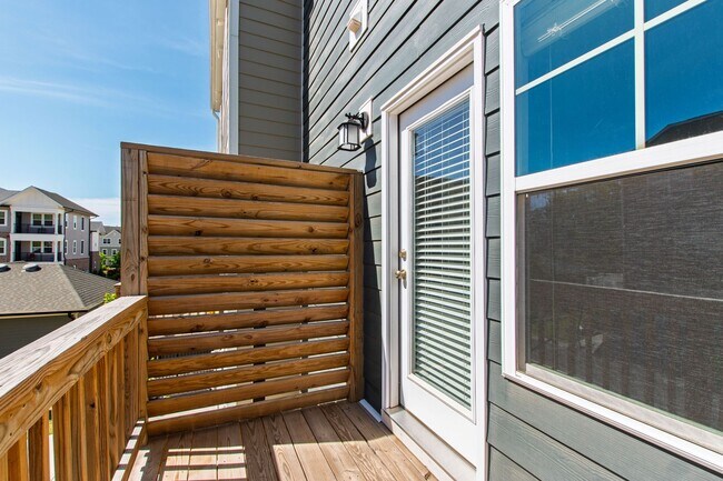 Building Photo - Bright, Spacious & Move-In Ready Townhome ...