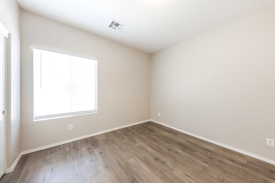 Building Photo - 13275 N Primrose St