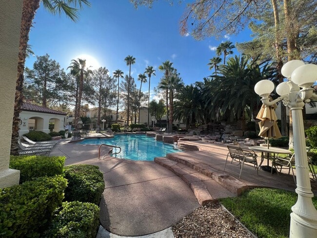 Building Photo - BEAUTIFUL UPGRADED CONDO/MANY AMENITIES - 3 BED, 2 BATH