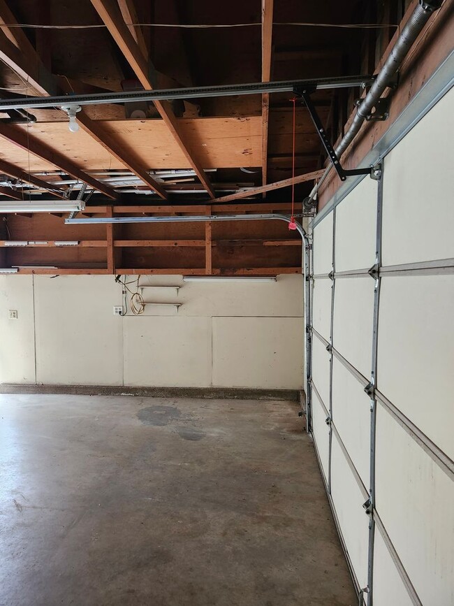 Building Photo - Inviting 3-Bedroom Home