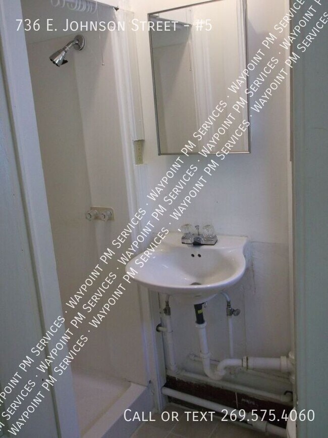 Building Photo - 736 E Johnson St