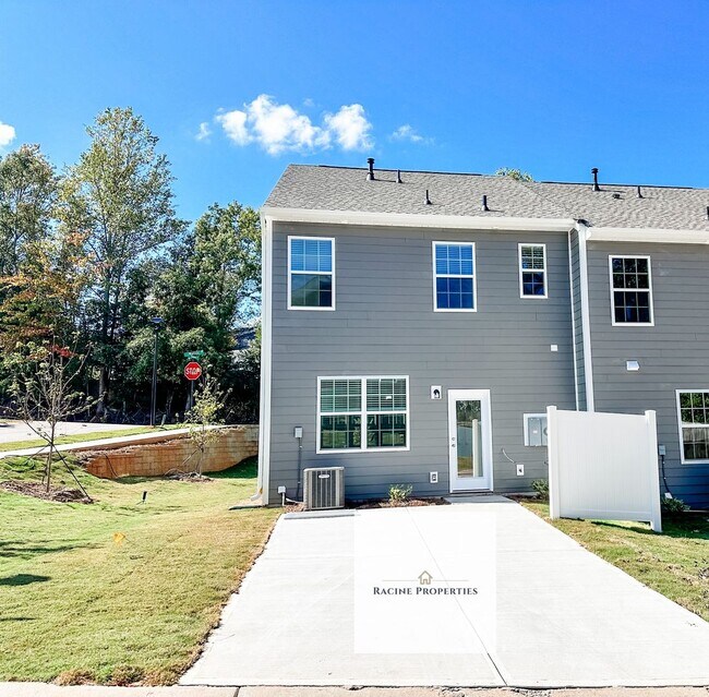 Building Photo - Beautiful new townhome available in Travelers Rest