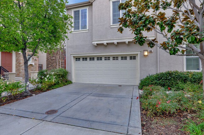 Building Photo - UPGRADED HOME WITH POPULAR FLOOR PLAN ELEG...