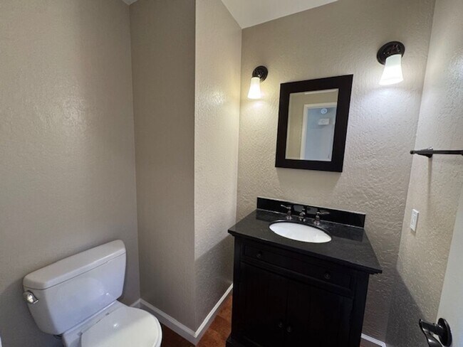 Building Photo - Gorgeous 2 story 5 bedroom home w/pool in ...