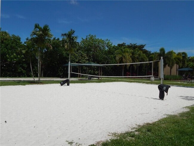 Building Photo - 2601 S Palm Aire Dr