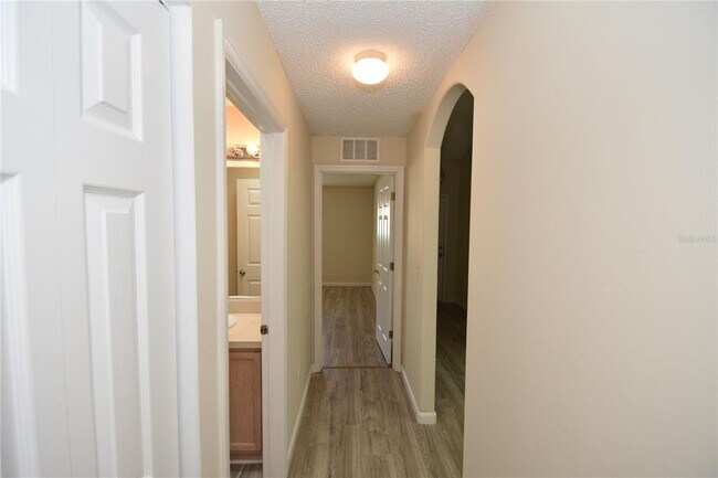 Building Photo - 15 White Deer Ln