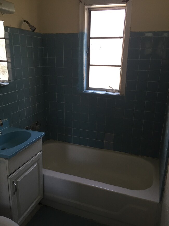 Building Photo - Nice 2-1 house by Walmart