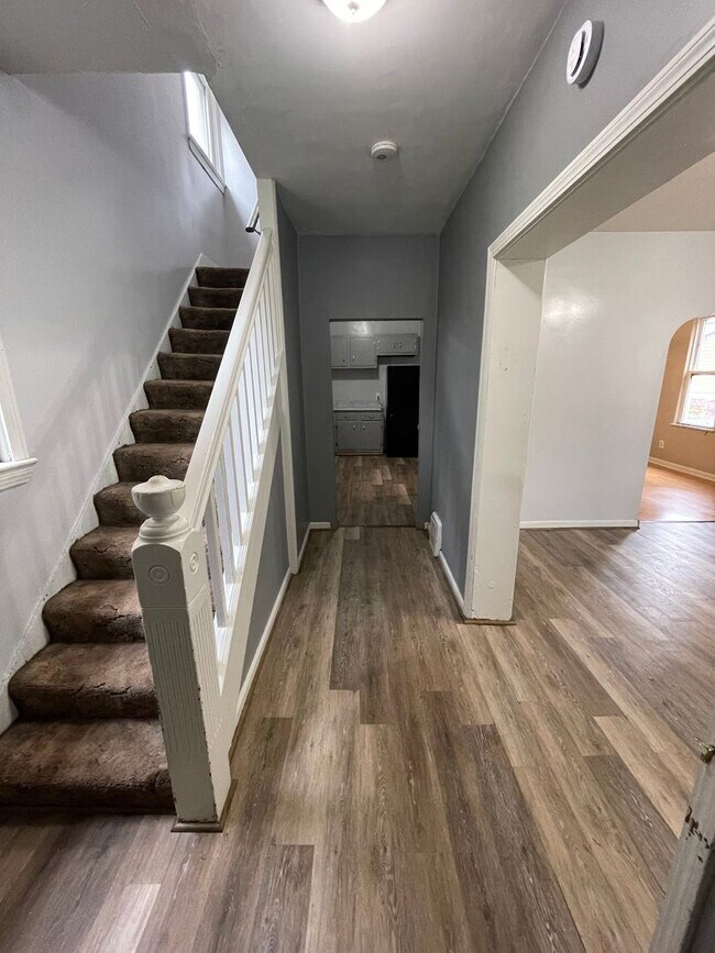 Building Photo - 456 Woodlane Ave