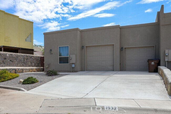 Building Photo - 2 Bed, 2 Bath Townhome