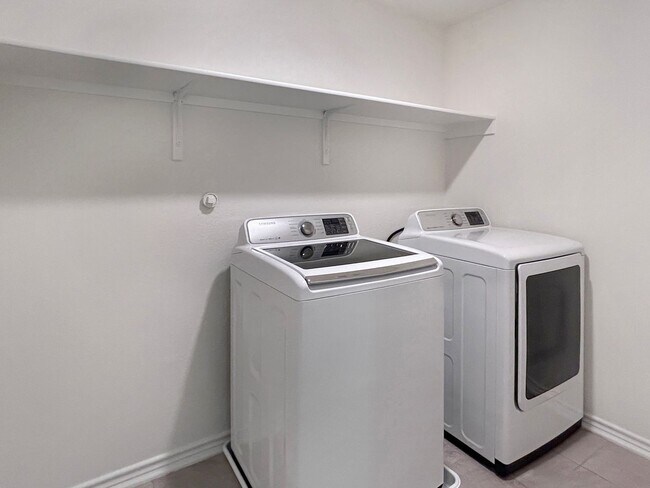 Building Photo - Open-Concept Converse Home with Loft + Covered Patio