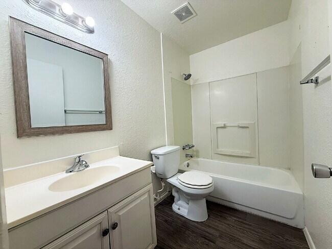 Building Photo - Bright and beautifully updated 2-bedroom h...