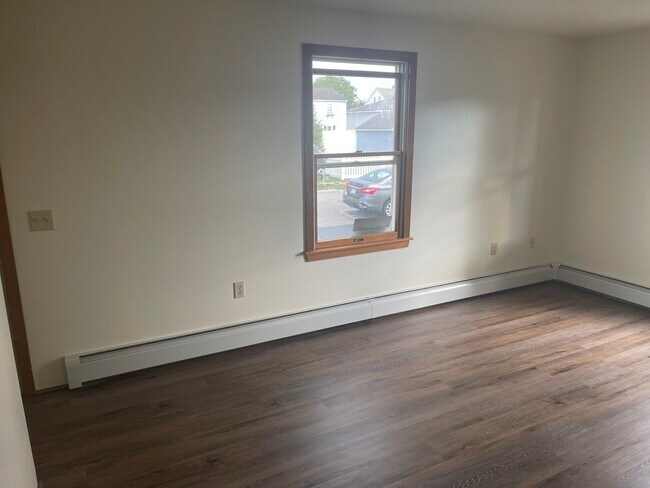 Building Photo - 33 Larch St