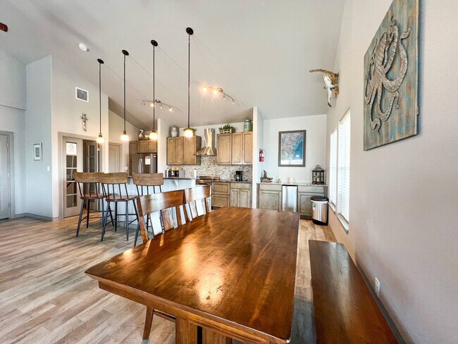 Building Photo - 4037 Summit Dr