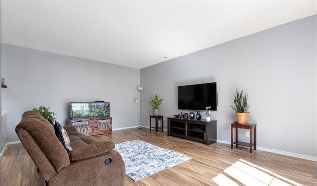 Building Photo - Large 4 bedroom home-Pet friendly!