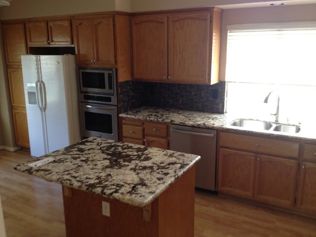 Building Photo - 3367 Chapelle Dr