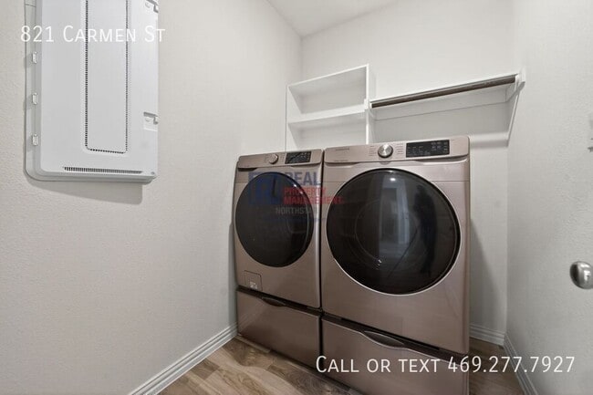 Building Photo - 821 Carmen St