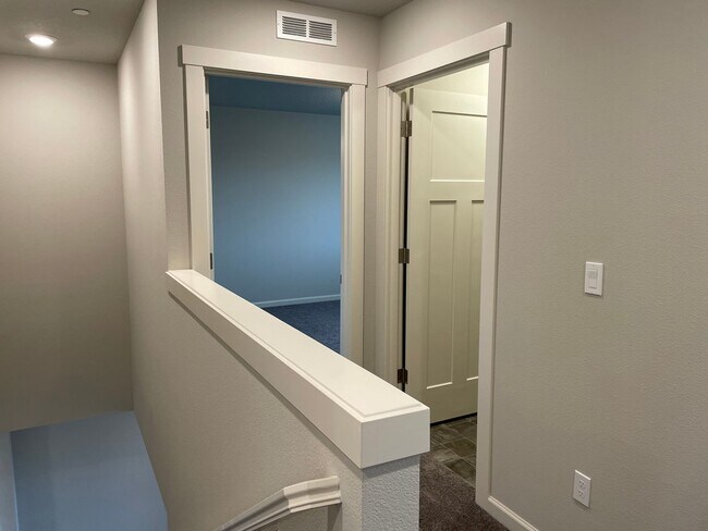 Building Photo - Lovely 4 Bed 2.5 Bath Home! Located near t...