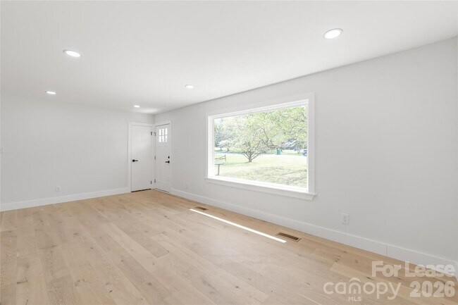 Building Photo - 1315 Vickie Ln