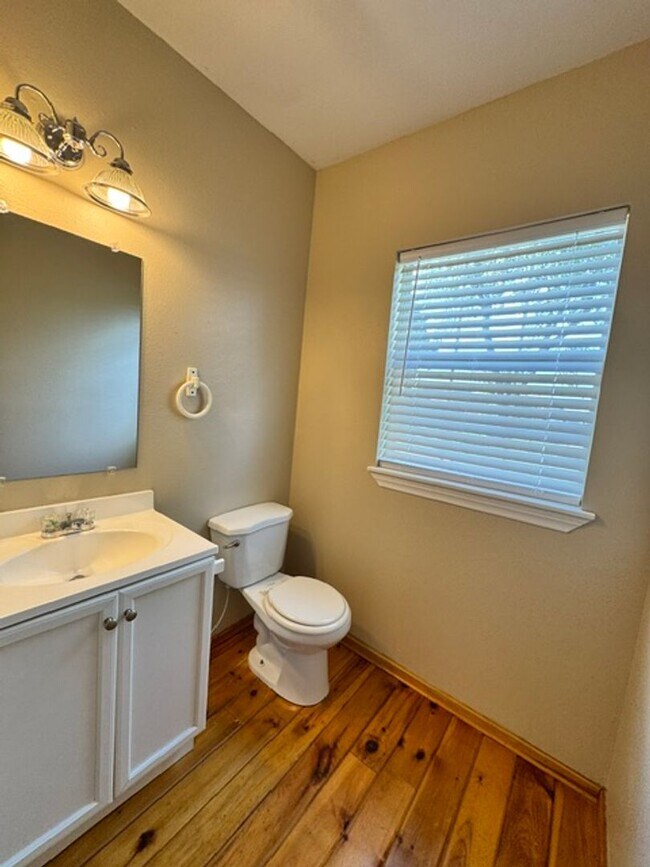 Building Photo - 3 bed 2.5 baths with new paint, carpet and appliances in Chickasha! ready for move in!